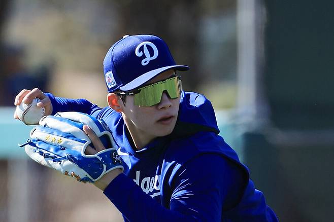 ▲ 미국프로야구 메이저리그(MLB) 첫 시즌을 준비하는 로스앤젤레스 다저스 김혜성이 19일(현지시간) 다저스 스프링캠프가 열리고 있는 미국 애리조나주 글렌데일 캐멀백 랜치에서 내야 수비 훈련을 하고 있다. ⓒ연합뉴스