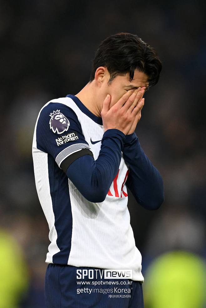 ▲ 이번 여름에도 같은 일이 반복될 가능성이 크지만, 상황은 과거와 다르다. 토트넘의 고민, 손흥민을 향한 비판, 그리고 사우디의 강한 러브콜까지. 모든 요소가 맞물리며 그의 이적 가능성을 한층 높이고 있다. 과연 손흥민은 남을 것인가, 떠날 것인가. 토트넘은 나가길 기다리고 있다.