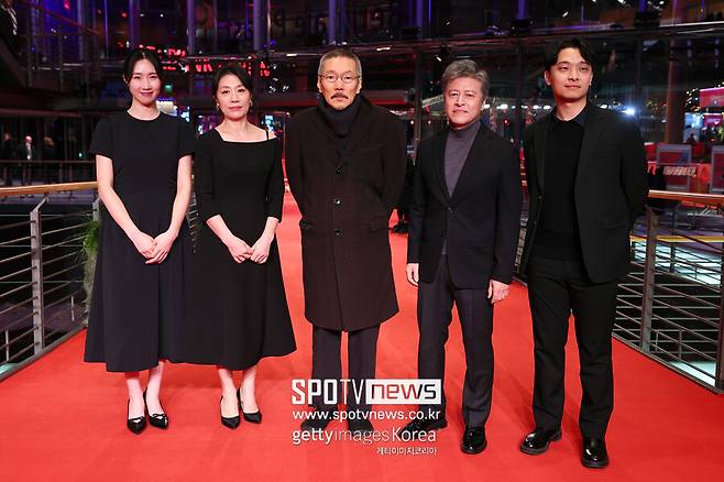 ▲ 제 75회 베를린국제영화제 \'그 자연이 네게 뭐라고 하니\' 레드카펫. 왼쪽부터 강소이, 조윤희, 홍상수 감독, 권해효, 하성국. ⓒ게티이미지