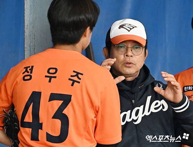 양상문(오른쪽) 한화 이글스 1군 메인 투수코치가 21일 일본 오키나와의 온나손 구장에서 불펜 피칭을 마친 신인 투수 정우주와 대화하고 있는 모습. 사진 김한준 기자