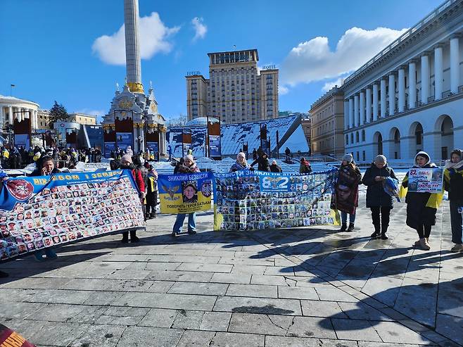 가족을 기다리며 (키이우=연합뉴스) 신창용 특파원 = 20일(현지시간) 우크라이나 수도 키이우의 독립광장에서 전쟁터에서 돌아오지 않는 가족을 둔 시민들이 펼침막을 들고 무사 귀환을 기원하고 있다. 2025.02.20 changyong@yna.co.kr