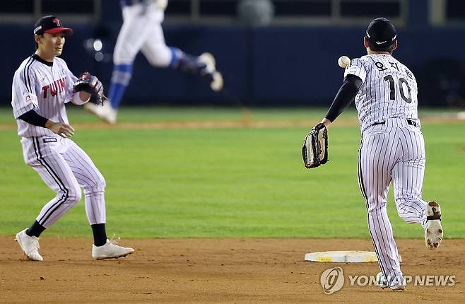 삼성 기회 끝내는 오지환-신민재 (서울=연합뉴스) 김도훈 기자 = 17일 서울 잠실야구장에서 열린 2024 신한 SOL뱅크 KBO 포스트시즌 플레이오프 3차전 LG 트윈스와 삼성 라이온즈의 경기. 8회초 2사 1, 2루 삼성 디아즈 땅볼 때 LG 오지환이 신민재에게 송구하며 아웃을 잡아내고 있다. 2024.10.17 superdoo82@yna.co.kr