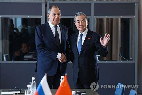 남아공 G20 외교장관회의서 만난 중러 외교수장 [러시아 외무부 제공/AFP=연합뉴스. 재판매 및 DB 금지]