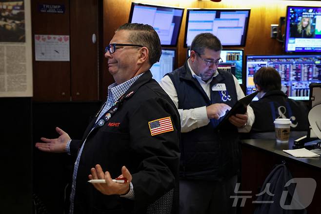 21일(현지시간) 미증시가 일제히 급락하자 난감한 표정을 짓고 있는 미증시의 트레이더 ⓒ 로이터=뉴스1