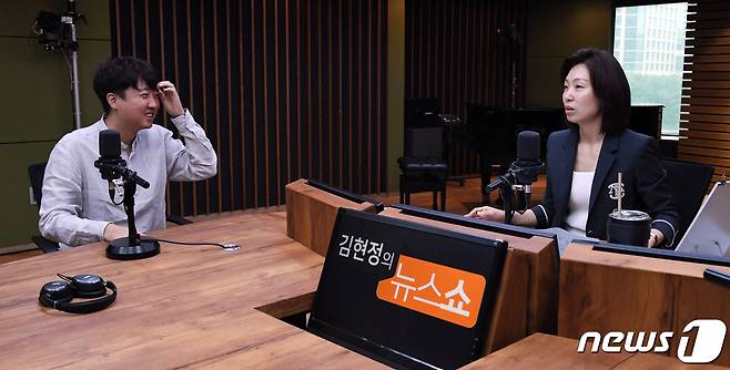 이준석 국민의힘 대표가 15일 오전 서울 양천구 CBS사옥을 방문, CBS라디오 ‘김현정의 뉴스쇼’ 에 출연해 앵커와 대화를 나누고 있다. 2022.8.15/뉴스1 ⓒ News1 국회사진취재단