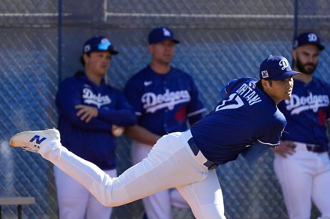 LA 다저스 오타니 쇼헤이가 지난 16일(한국시각) 스프링트레이닝 첫 불펜피칭을 하고 있다. AP연합뉴스