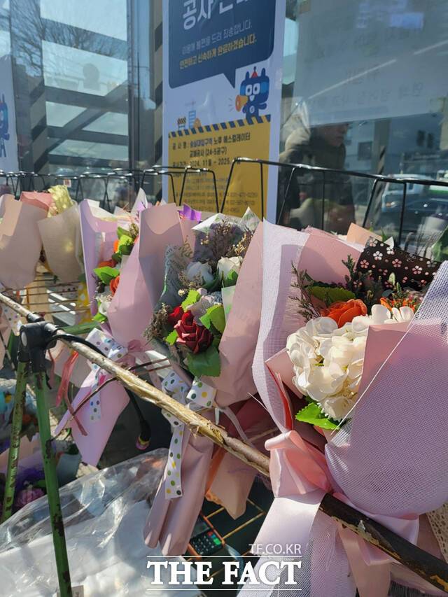 서울 동작에 있는 숭실대가 21일 졸업식을 열자 꽃다발을 파는 노점상들이 학교 정문에 꽃을 진열했다. /오승혁 기자