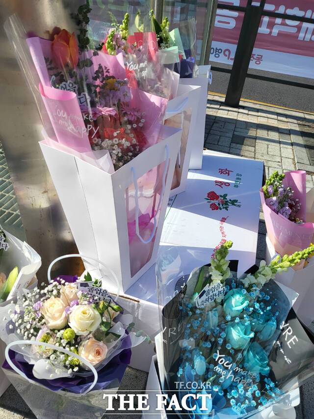 서울 동작에 있는 숭실대가 21일 졸업식을 열자 꽃다발을 파는 노점상들이 학교 정문에 꽃을 진열했다. /오승혁 기자