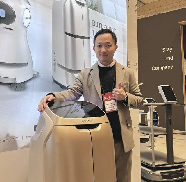 기재봉 키논로보틱스 한국지사장이 '버틀러봇 W3'을 소개하고 있다. (사진=지디넷코리아)