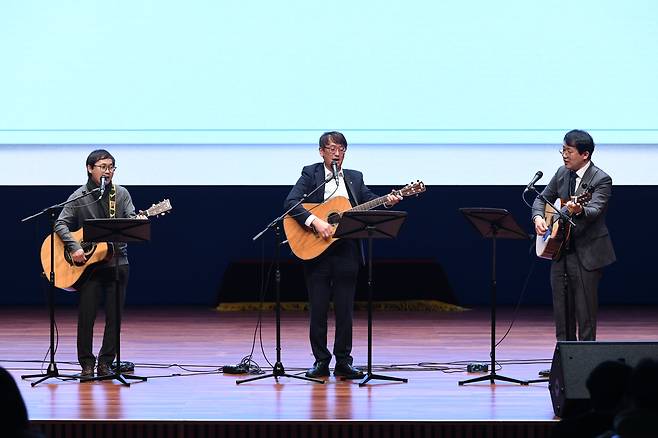 백석문화대 2024년 입학식에서는 교수들의 춤 공연과 기타를 치며 노래하는 공연이 이어졌다./백석문화대