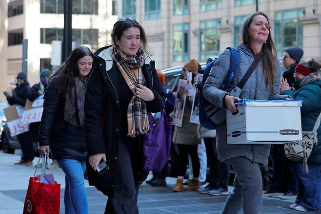 21일 해고 통지를 받은 미국 국제개발처(USAID) 직원들이 워싱턴 DC의 USAID 사무실 밖을 나서고 있다. /로이터 연합뉴스