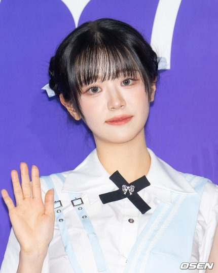 IMG_3397.jpeg 오늘자 디 어워즈 QWER 레드카펫 사진