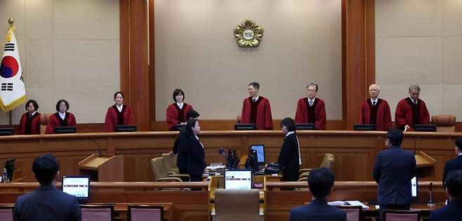 문형배 헌법재판소장 권한대행을 비롯한 헌법재판관들이 지난 17일 오후 서울 종로구 헌법재판소에서 열린 이창수 서울중앙지검장, 조상원 4차장검사, 최재훈 반부패수사2부장검사에 대한 탄핵심판 1차 변론기일에서 대심판정에 입장하고 있다. /사진=뉴시스화상