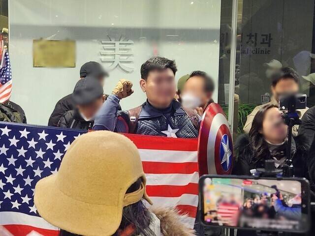 지난 10일 ‘캡틴 아메리카’ 복장을 하고 서울 중구 국가인권위원회 건물을 점거한 40대 남성 안아무개씨 모습. 연합뉴스