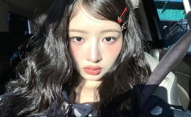 그룹 아이브 레이는 뱅 앞머리를 활용해 '깻잎 머리' 스타일링을 선보였다. 레이 SNS