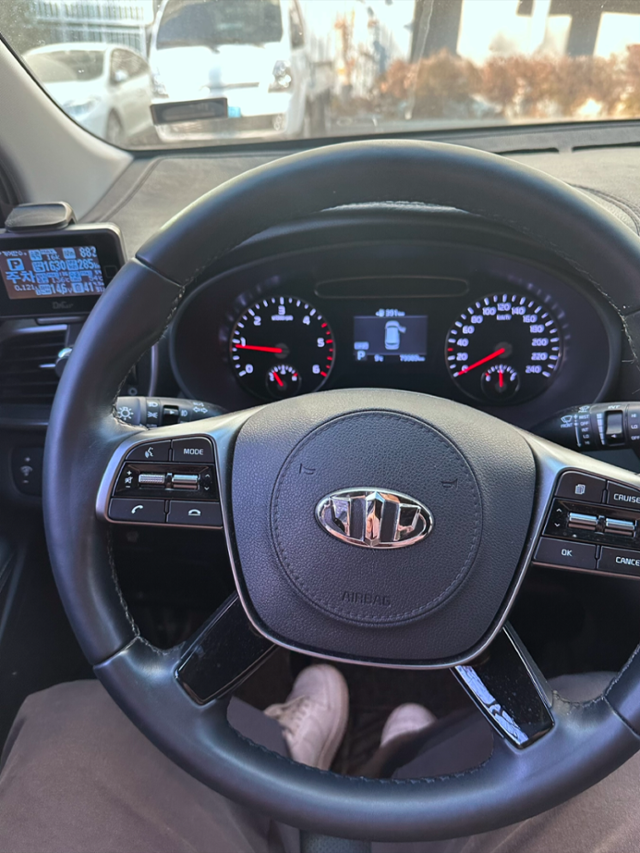 지난해 9월 '거제 응급실 뺑뺑이 사건'으로 아버지를 잃은 박연우씨는 최근 아버지 차를 경매로 넘겨야 했다. 법원 직원들이 차를 인수해 가던 날, 연우씨가 마지막으로 아버지가 앉던 운전대 좌석에서 사진을 찍었다. 연우씨 제공