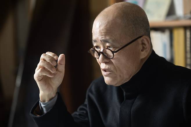 도올 김용옥 선생은 현재의 사회문제를 고전의 통찰을 빌려 설명한다. 그는 “역사를 믿는다”고 단언했다. 최기웅 기자