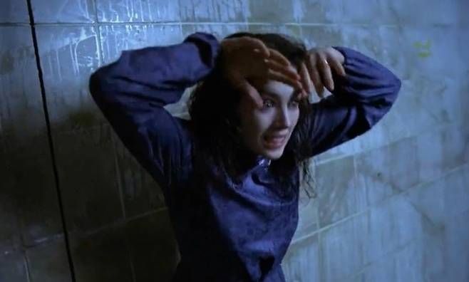 영화 <포제션>에서 안나와 헬렌을 번갈아 연기한 배우 이자벨 아자니는 칸국제영화제 여우주연상을 수상했지만 정신과 치료를 받았고 끝내 자살 시도까지 했다. IMDB 화면 갈무리