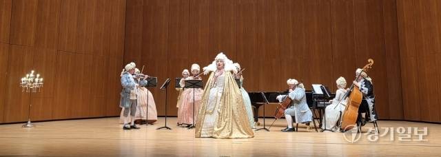 지난 18일 수원SK아트리움 대공연장에서 열린 ‘이 무지치 베네치아니’ 내한공연의 앙코르 무대 중 한 장면. 이나경기자