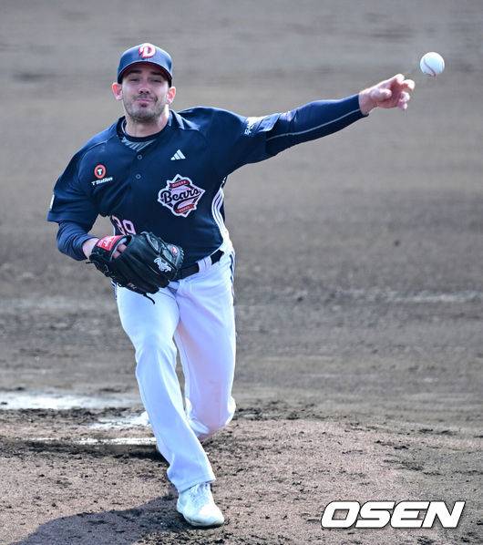 [OSEN=미야자키(일본), 지형준 기자]&nbsp;22일 일본 미야자키 니치난시 난고 스타디움에서 두산 베어스가 일본프로야구 세이부 라이온스와 두 번째 연습경기를 가졌다.이날 두산이 5-4로 승리하며 연습경기 첫 승을 거뒀다.1회 두산 선발 잭 로그가 역투하고 있다 2025.02.22 /jpnews@osen.co.kr