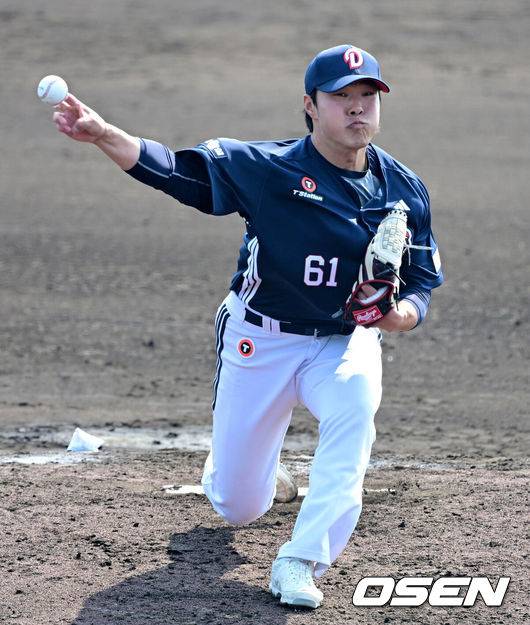 [OSEN=미야자키(일본), 지형준 기자]&nbsp;22일 일본 미야자키 니치난시 난고 스타디움에서 두산 베어스가 일본프로야구 세이부 라이온스와 두 번째 연습경기를 가졌다.이날 두산이 5-4로 승리하며 연습경기 첫 승을 거뒀다.3회 마운드에 오른 두산 최원준이 역투하고 있다 2025.02.22 /jpnews@osen.co.kr