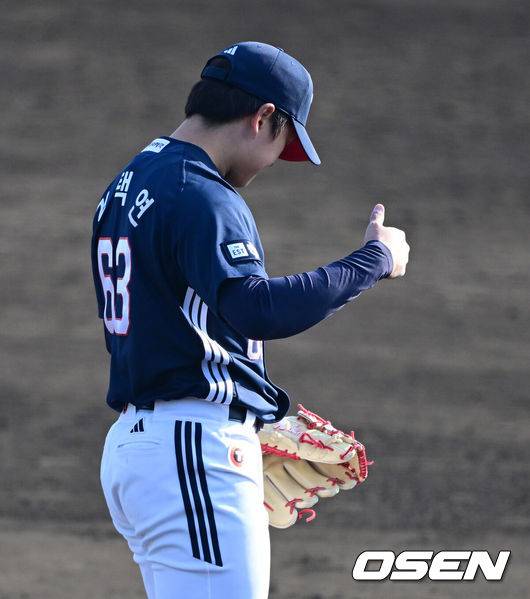 [OSEN=미야자키(일본), 지형준 기자]&nbsp;22일 일본 미야자키 니치난시 난고 스타디움에서 두산 베어스가 일본프로야구 세이부 라이온스와 두 번째 연습경기를 가졌다.이날 두산이 5-4로 승리하며 연습경기 첫 승을 거뒀다.경기를 마치고 두산 김택연이 승리를 기뻐하고 있다 2025.02.22 /jpnews@osen.co.kr