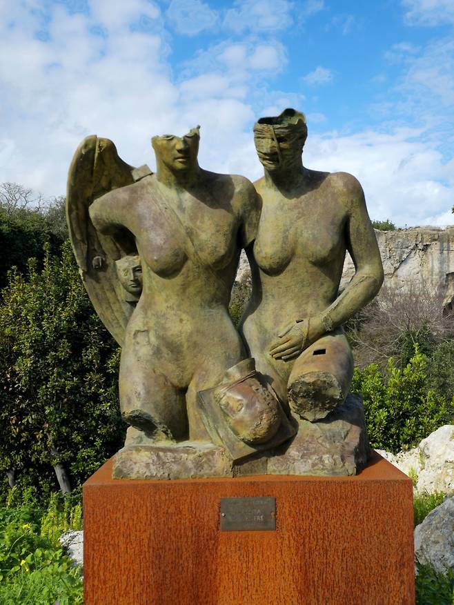 시라쿠사 고고학공원 입구 폴란드 조각가 이고르 미토라이 작품.