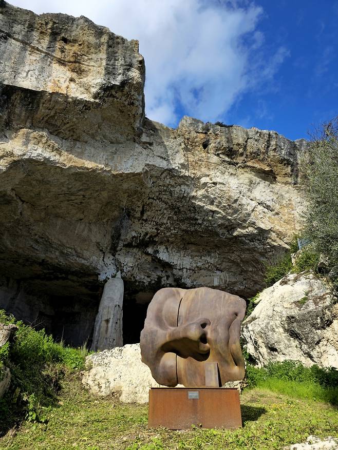 시라쿠사 고고학공원 이고르 미토라이 작품.