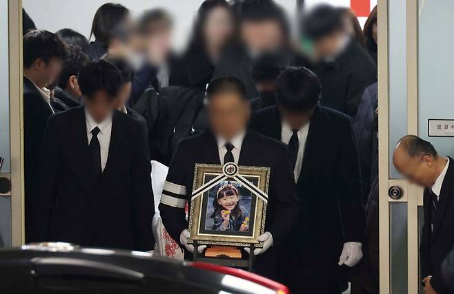 학교에서 교사에게 살해된 8살 김하늘양이 2월14일 영면에 들어갔다. 하늘이 영정 사진을 앞세운 유가족들이 빈소를 나서고 있다. ⓒ연합뉴스