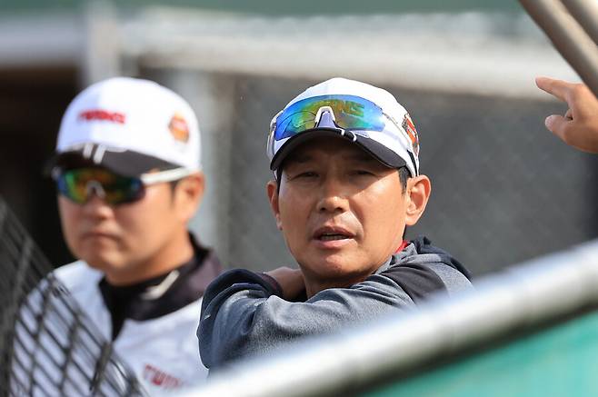 ▲ 염경엽 LG 감독이 미국 애리조나주 스코츠데일에서 열리고 있는 LG 스프링캠프에서 선수들의 훈련을 지켜보고 있다. ⓒ연합뉴스