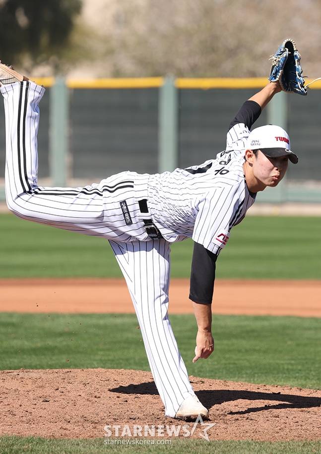 LG 트윈스 선수단이 16일 미국 애리조나주 스코츠데일 인디언스쿨파크 야구장에서 스프링캠프를 진행했다. 김영우가 위력투를 선보이고 있다. /사진=김진경 대기자