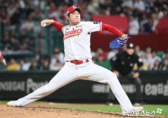 12일 오후 인천SSG랜더스필드에서 열린 '2024 신한 SOL Bank KBO리그' KIA 타이거즈와 SSG 랜더스의 경기, 6회초 무사 1,2루 SSG 서진용이 공을 힘차게 던지고 있다. 엑스포츠뉴스 DB