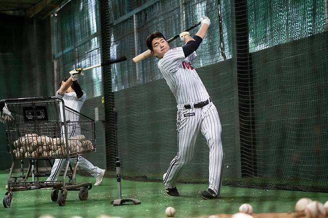 LG 내야수 문정빈은 지난해 퓨처스리그에서 빼어난 타격 재능을 선보였다. 올 시즌 라인업에 부족한 오른손 타자로서 제 몫을 해주리라 많은 기대감이 뒤따르고 있다. LG 트윈스