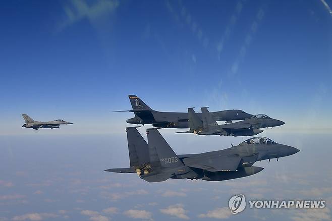 한·미 연합공중훈련 실시 (서울=연합뉴스) 국방부가 20일 미국 B-1B 전략폭격기가 전개한 가운데 한·미 연합공중훈련을 실시했다고 밝혔다. 사진은 한·미 연합공중훈련 모습. 2025.2.20 [국방부 제공. 재판매 및 DB 금지] photo@yna.co.kr