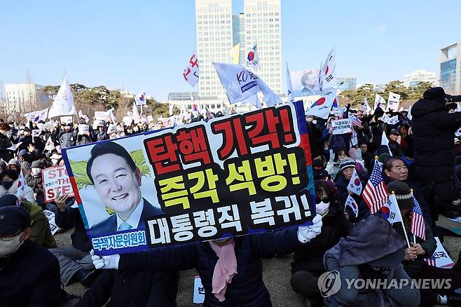 대전서도 대규모 탄핵 반대 국가비상기도회 (대전=연합뉴스) 이주형 기자 = 22일 대전 서구 대전시청 앞 보라매공원에서 세이브코리아 국가비상기도회가 열린 가운데 집회 참석자들이 태극기와 피켓을 흔들고 있다. 2025.2.22 coolee@yna.co.kr