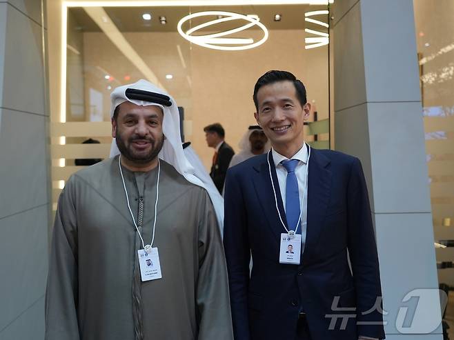 김동관 한화그룹 부회장(오른쪽)이 17일 아랍에미리트(UAE)에서 열린 방위산업 전시회 IDEX 2025에서 EDGE 그룹 CEO '파이살 알 반나이(Faisal Al Bannai,왼쪽)'와 업무 미팅을 진행했다. (한화 제공)