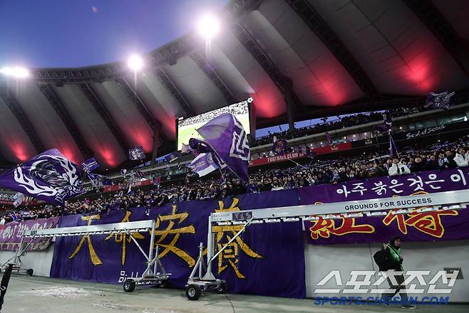 경기 종료 후에도 끝까지 응원을 펼치고 있는 FC안양 서포터즈.