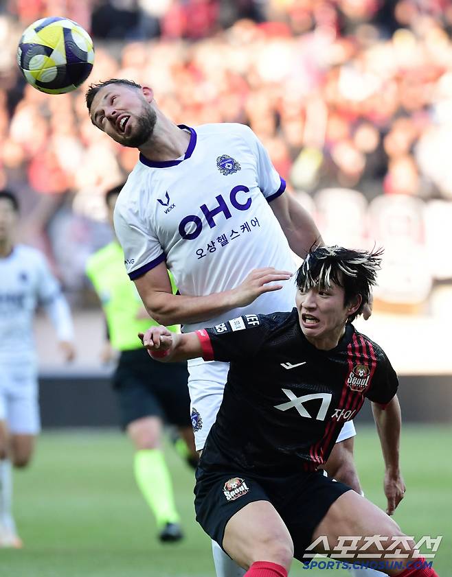 22일 상암동 서울월드컵경기장에서 열린 'K리그1 2025' FC서울과 FC안양의 경기. FC서울 정승원에 앞서 볼을 걷어내고 있는 FC안양 토마스. 상암=송정헌 기자songs@sportschosun.com/2025.02.22/