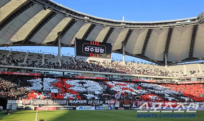 '1983' 카드섹션 응원 펼치는 FC서울 서포터즈.