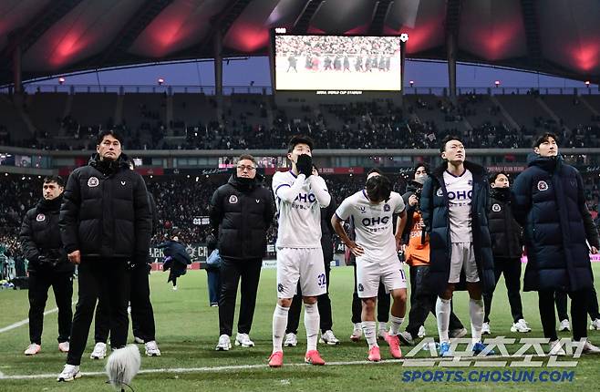 팬들 앞에서 한참 동안 미안함을 나타낸 안양 선수들.