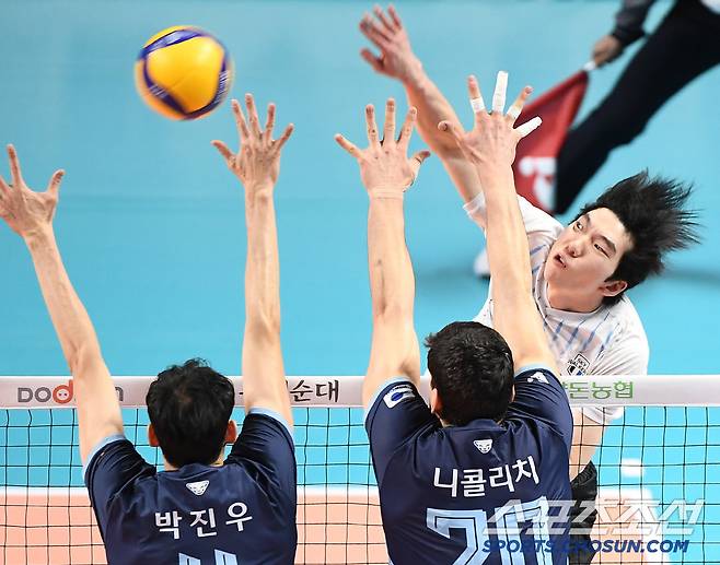 22일 서울 장충체육관에서 열린 우리카드와 현대캐피탈의 경기. 현대캐피탈 허수봉이 공격하고 있다. 장충체=정재근 기자 cjg@sportschosun.com/2025.2.22/