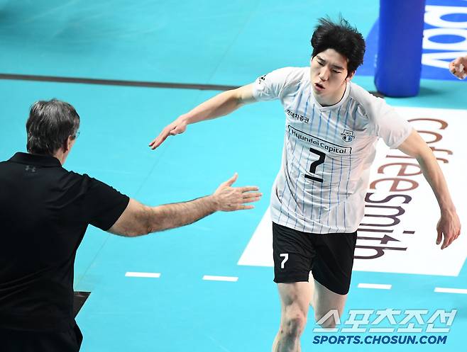 22일 서울 장충체육관에서 열린 우리카드와 현대캐피탈의 경기. 현대캐피탈 허수봉이 득점 후 블랑 감독과 환호하고 있다. 장충체=정재근 기자 cjg@sportschosun.com/2025.2.22/