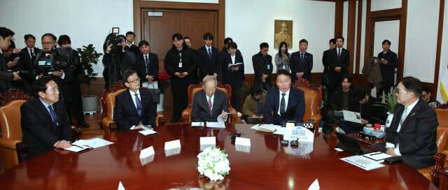 왼쪽부터 손경식 경영자총협회 회장, 최태원 대한상의 회장, 우원식 국회의장, 김기문 중소기업중앙회 회장, 윤진식 무역협회 회장 (사진=대한상의)