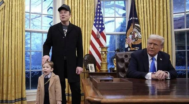 지난 11일(현지시간) 일론 머스크 미국 정부효율부(DOGE) 수장이 자신의 아들 엑스를 백악관 도널드 트럼프 대통령의 직무실에 데려간 모습. 로이터 연합뉴스