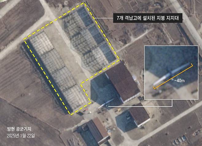 북한 방현비행장에 위치한 무인기 격납고 외부에서 기존 무인정찰기 날개보다 5m가량 커진 무인정찰기가 포착됐다./ 플래닛 랩스