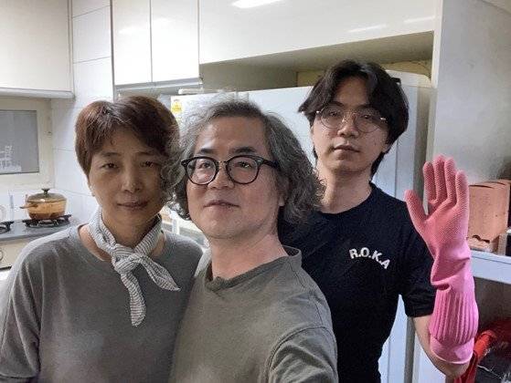 정선용 씨 가족의 단란한 한때. 부인(왼쪽)이 암 진단을 받자 큰아들(오른쪽)이 집안일을 많이 도와줬다고 한다. 정선용 씨 제공