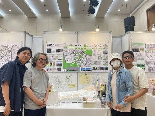 큰아들 대학 졸업 작품전에 온 가족이 출동했다. 정선용 씨 제공