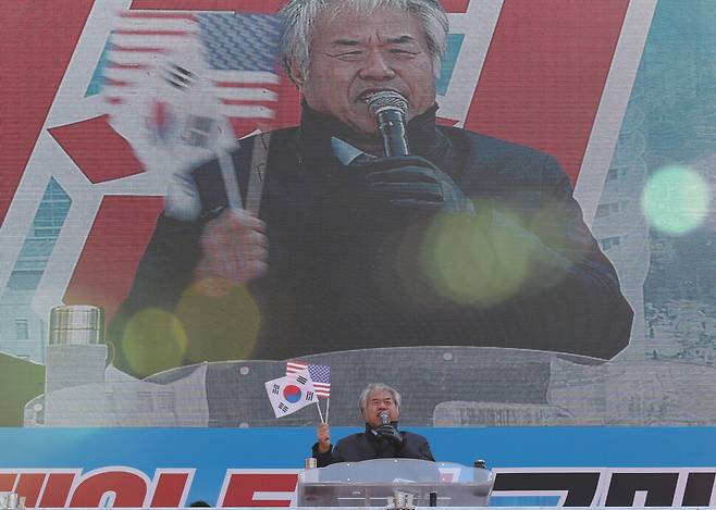 전광훈 목사가 지난해 1월 서울 교보빌딩 앞에서 열린 보수단체 집회에서 발언하고 있다. 연합뉴스