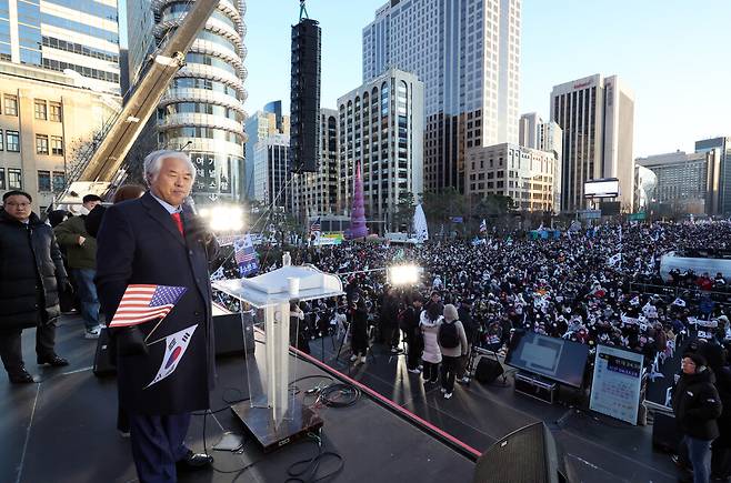 전광훈 사랑제일교회 목사가 2024년 12월14일 오후 서울 종로구 동화면세점 앞에서 보수성향 단체인 대한민국바로세우기국민운동본부 주최로 열린 ‘자유 대한민국 수호 국민혁명대회\'에서 연설하고 있다. 연합뉴스