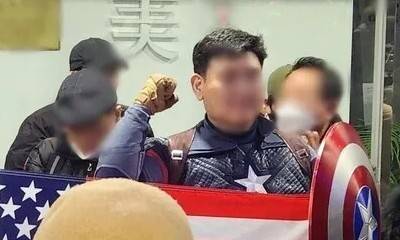 지난 10일 ‘캡틴 아메리카’ 복장을 하고 서울 중구 국가인권위원회 건물을 점거한 안병희씨의 모습. 연합뉴스